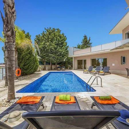 Villa Caripira By *